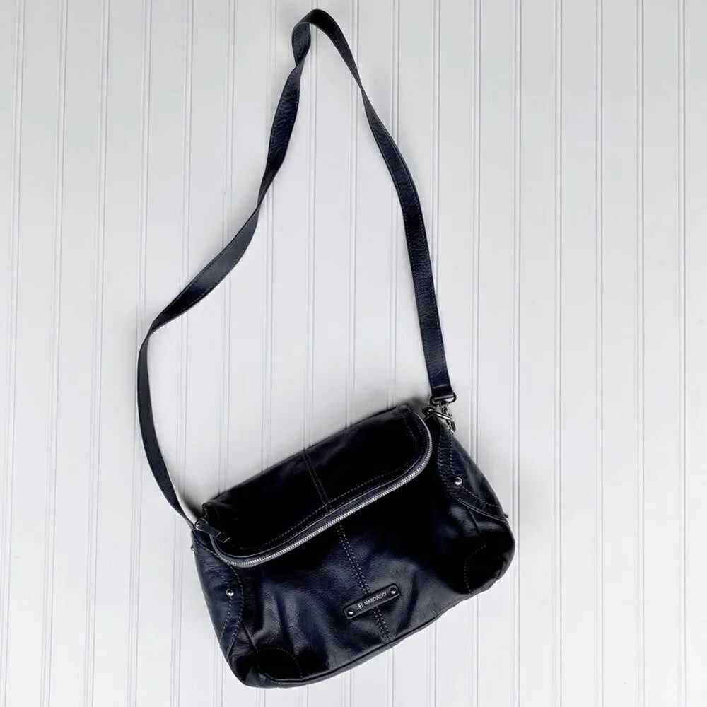 B.โMakowskyย darkโnavyโleatherโcrossbodyโbag
